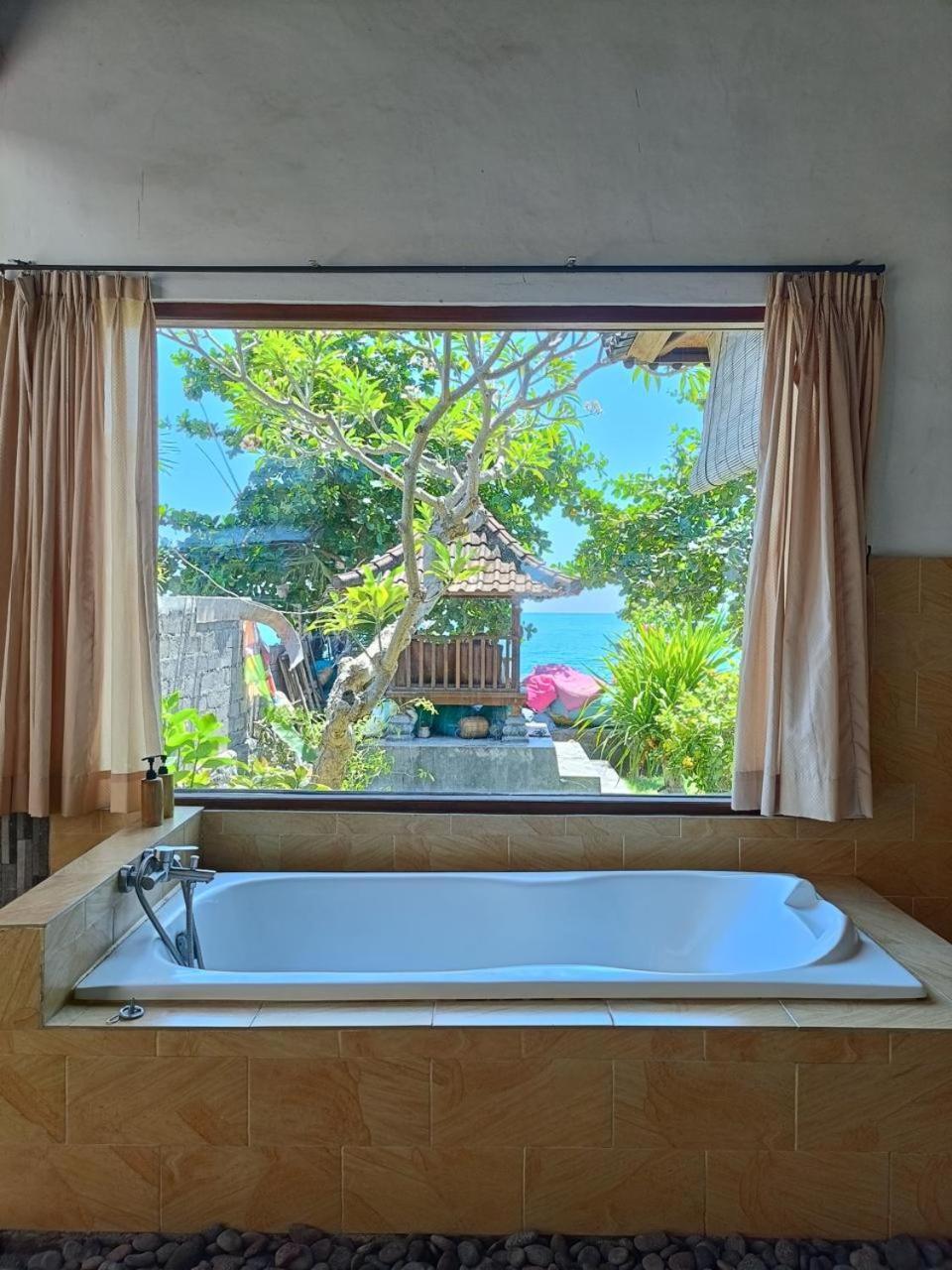Putra'Lebah Amed Guest House Kültér fotó